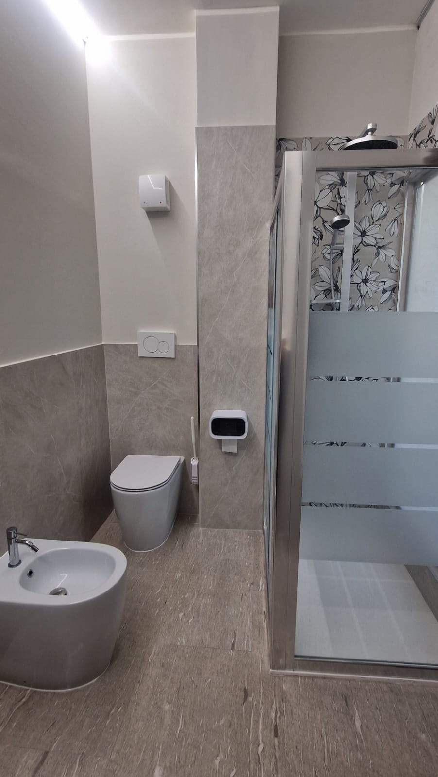 Bagno completo con doccia, bidet e sanitari