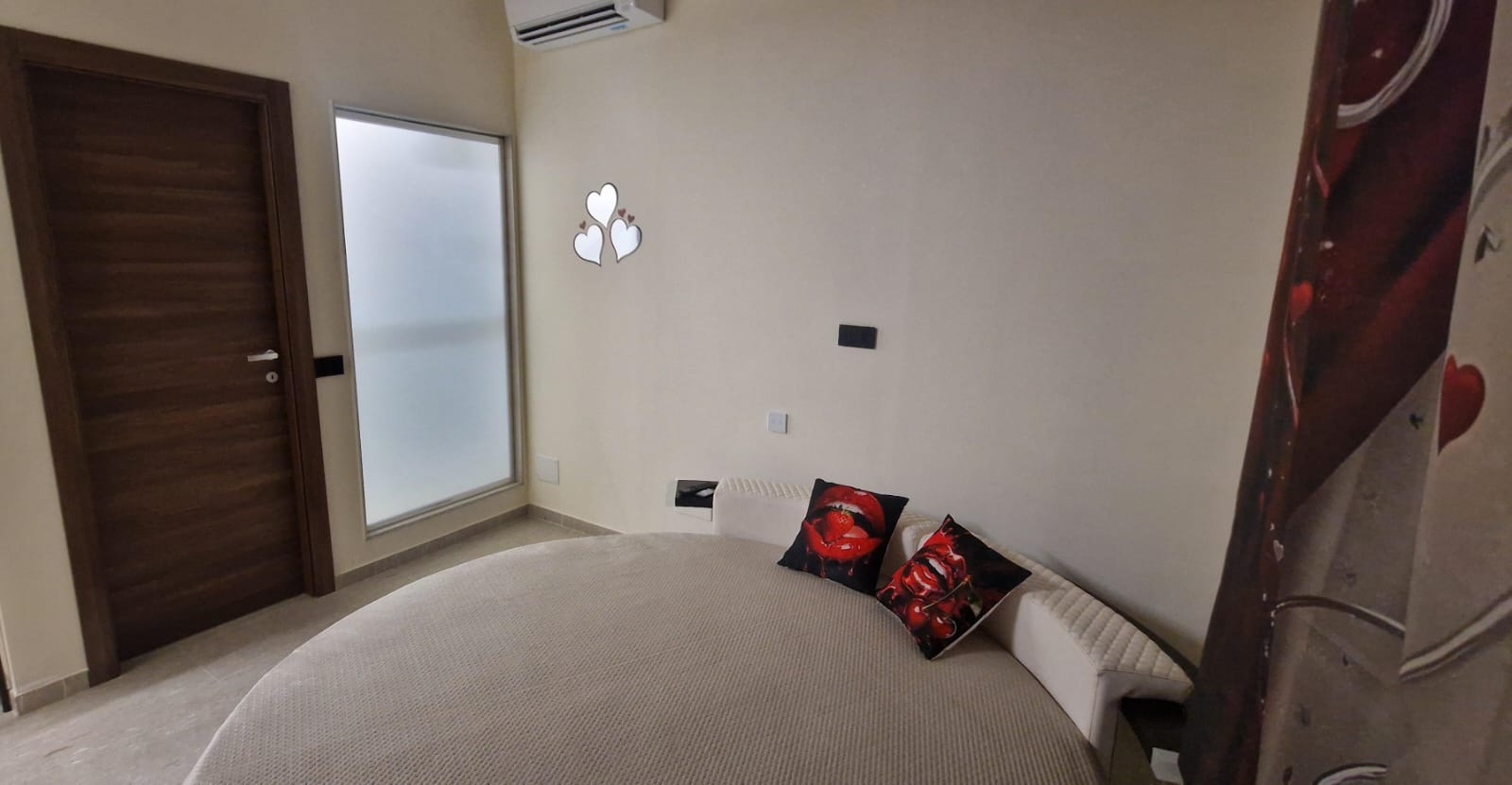 Camera San Valentino — letto tondo e parete vetrata